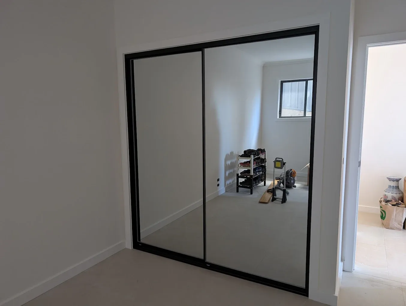 Mirror sliding door wardrobe